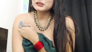 Indian webcam girl flashes boobs but tips will make her show more