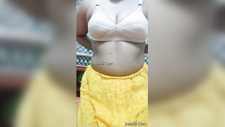 Bored Desi woman cheers herself up spreading pussy on the camera | XXX Video on AllSex.XXX