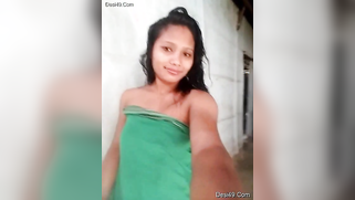 Indian chick shows titties running the risk of being caught | XXX Video on AllSex.XXX