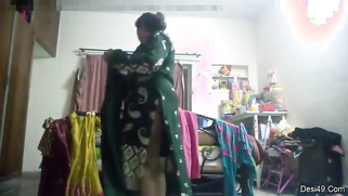 Tenant sets a hidden cam to spy on the naked Indian landlady | XXX Video on AllSex.XXX