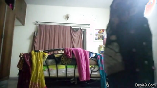 Tenant sets a hidden cam to spy on the naked Indian landlady | XXX Video on AllSex.XXX