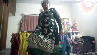 Tenant sets a hidden cam to spy on the naked Indian landlady | XXX Video on AllSex.XXX