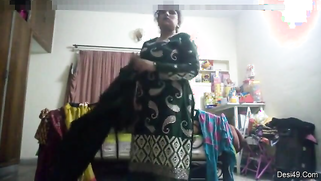 Tenant sets a hidden cam to spy on the naked Indian landlady | XXX Video on AllSex.XXX