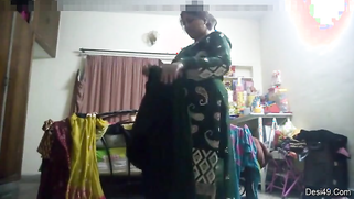 Tenant sets a hidden cam to spy on the naked Indian landlady | XXX Video on AllSex.XXX