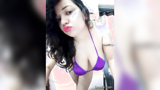 Libidinous Desi camgirl seductively bounces her natural chest | XXX Video on AllSex.XXX