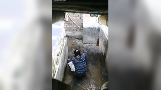 Pissing Desi woman doesn't suspect that hidden camera films her | XXX Video on AllSex.XXX