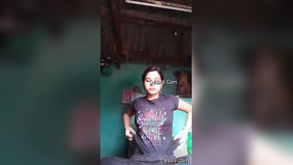 Sexy Indian girl never turns down an opportunity to show pussy