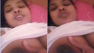 Indian bitch is in a mood to reveal boobs and cunt during the video call | XXX Video on AllSex.XXX