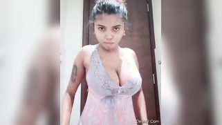 Sexy dance by the big-boobied Indian camgirl with cleavage | XXX Video on AllSex.XXX