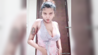 Sexy dance by the big-boobied Indian camgirl with cleavage | XXX Video on AllSex.XXX