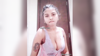 Sexy dance by the big-boobied Indian camgirl with cleavage | XXX Video on AllSex.XXX