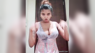 Sexy dance by the big-boobied Indian camgirl with cleavage | XXX Video on AllSex.XXX