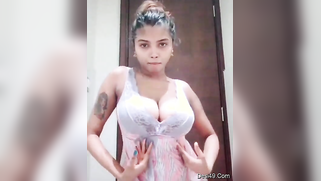 Sexy dance by the big-boobied Indian camgirl with cleavage | XXX Video on AllSex.XXX