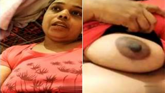 Desire to flash boobs fills the Indian woman during the video call | XXX Video on AllSex.XXX