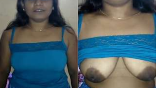 Cameraguy lifts Desi mom's blue top to touch the seductive chest | XXX Video on AllSex.XXX
