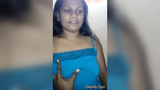 Cameraguy lifts Desi mom's blue top to touch the seductive chest | XXX Video on AllSex.XXX