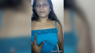 Cameraguy lifts Desi mom's blue top to touch the seductive chest | XXX Video on AllSex.XXX