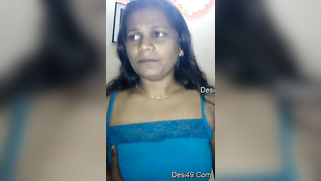 Cameraguy lifts Desi mom's blue top to touch the seductive chest | XXX Video on AllSex.XXX