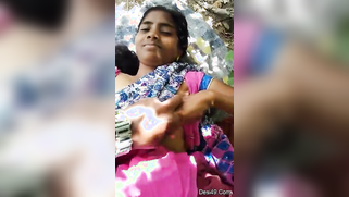 Naturalist sees Desi MILF with left breast out and focuses on it | XXX Video on AllSex.XXX