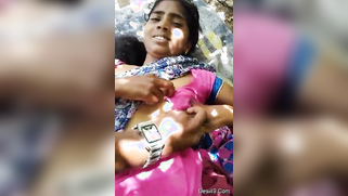 Naturalist sees Desi MILF with left breast out and focuses on it | XXX Video on AllSex.XXX