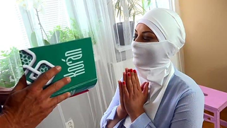 Arab Hijab nerd MILF giving blowjob to his boss