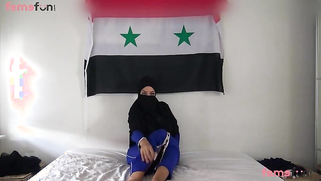 Natural busty Syrian XXX camgirl in hijab posing nude