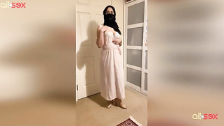 Mysterious Desi camgirl in black hijab slowly undresses in the room | XXX Video on AllSex.XXX