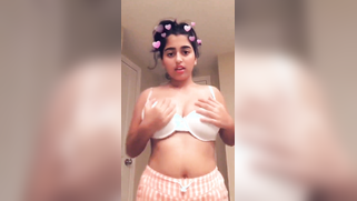 Sweet Indian chick poses topless showing off her huge XXX breasts | XXX Video on AllSex.XXX