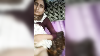 Man fingers wet XXX pussy of amateur Desi auntie in home porn clip