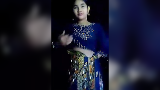 Modest Dehati gal takes off sari to show body with perky XXX boobs