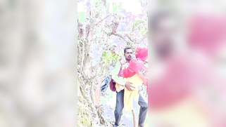 Indian MILF in colorful sari is fucked by her husband in the fresh air