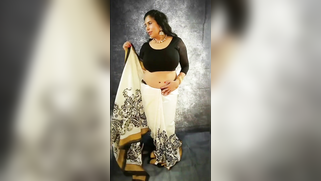 Amateur Indian sex show of big-boobied charmer to takes the bra off