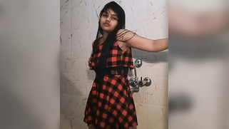 Filming boobs and snatch is Indian colleen's favorite thing in shower