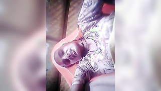 Unsatisfied Indian woman rubbing XXX clit in amateur solo video