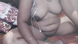 Amateur solo indian sex clip of chubby Desi woman rubbing own clit | XXX Video on AllSex.XXX