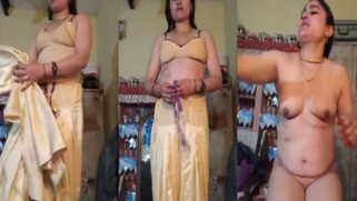 Attractive Indian woman strips naked in front of friend's camera | XXX Video on AllSex.XXX