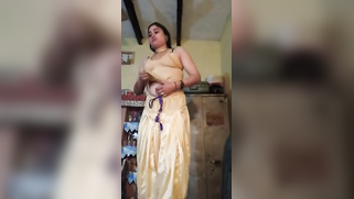 Attractive Indian woman strips naked in front of friend's camera | XXX Video on AllSex.XXX