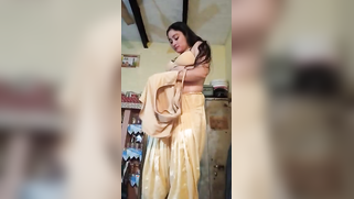 Attractive Indian woman strips naked in front of friend's camera | XXX Video on AllSex.XXX