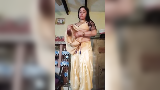 Attractive Indian woman strips naked in front of friend's camera | XXX Video on AllSex.XXX