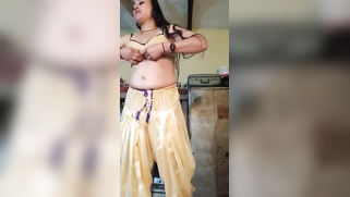 Attractive Indian woman strips naked in front of friend's camera | XXX Video on AllSex.XXX