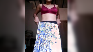 Svelte Indian girl shows tits and pussy during nude selfie video