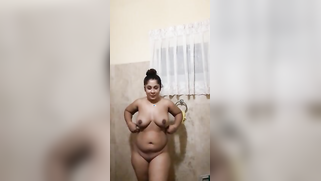 Amateur solo clip of chubby Desi woman touching XXX clit in bath | XXX Video on AllSex.XXX