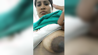 Mature Indian woman shows her XXX tits while recording solo sex clip