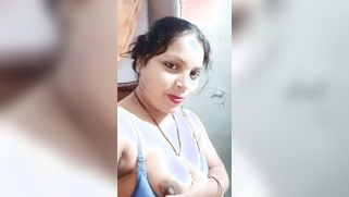 Spectators have opportunity to see Indian camgirl's XXX bulges