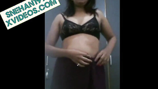 Shameless Indian MILF slowly strips and flashes boobs in XXX video | XXX Video on AllSex.XXX