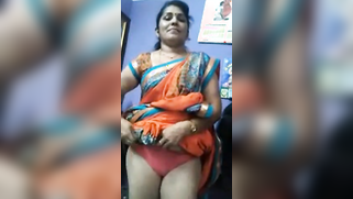 Young Indian woman pulls sari up a bit and shows cunt in XXX video