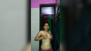 XXX video of Indian slut who gets naked and bonks herself with fingers