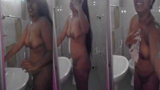 Desi woman washes XXX-shaped body but man films showering on camera | XXX Video on AllSex.XXX