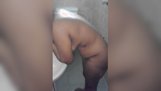 Desi woman washes XXX-shaped body but man films showering on camera | XXX Video on AllSex.XXX