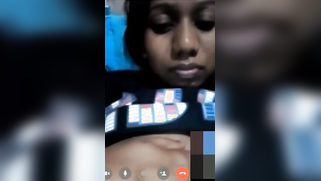 Amateur Indian teen with full lips flaunts nipples for XXX watchers